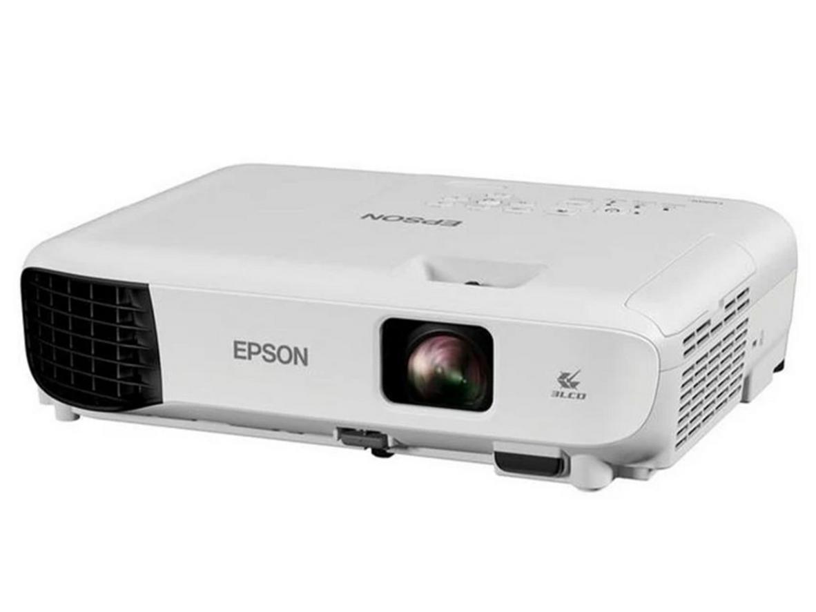 Hiển thị màu sắc trung thực nhờ công nghệ 3LCD (ảnh minh họa) - A close-up of the projector displaying vibrant colors in a classroom setting, with teacher pointing at screen; include natural lighting and visible pixel clarity in the projection image.