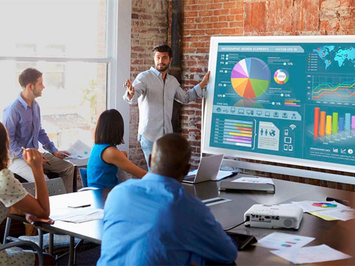 So sánh hình ảnh trong phòng sáng với và không có 3LCD, chữ rõ trên slide PowerPoint