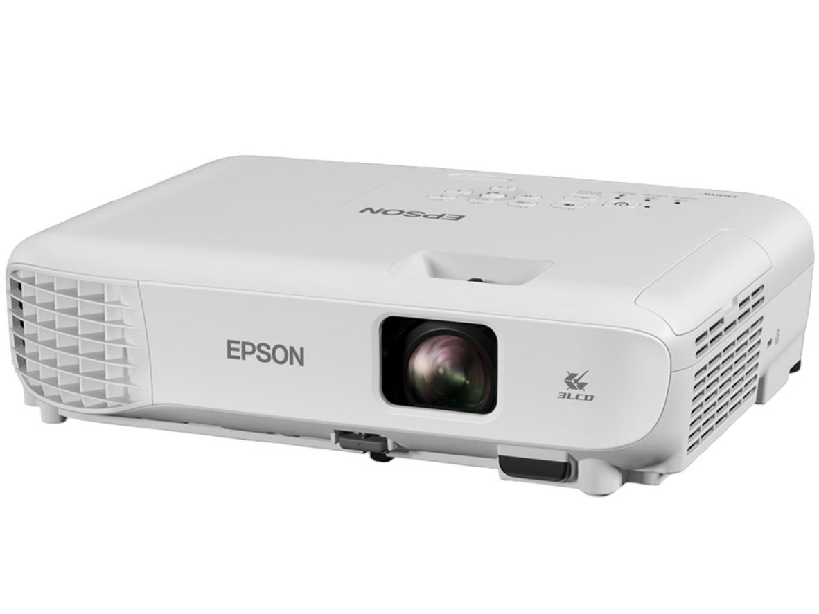 3LCD giúp màu sắc trung thực trong phòng sáng/ tối cảu EB-E12; image should show color poster projected on wall with natural light present and accurate colors vs competitor DLP fake colors; caption: Minh họa màu sắc trung thực của 3LCD.