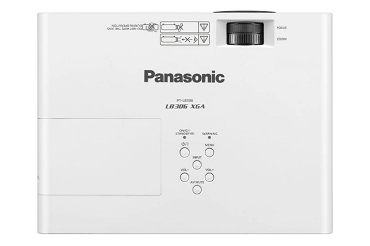So sánh trình chiếu trong phòng sáng vs phòng tối; PT-LB306 giữ độ rõ cao khi có ánh sáng môi trường