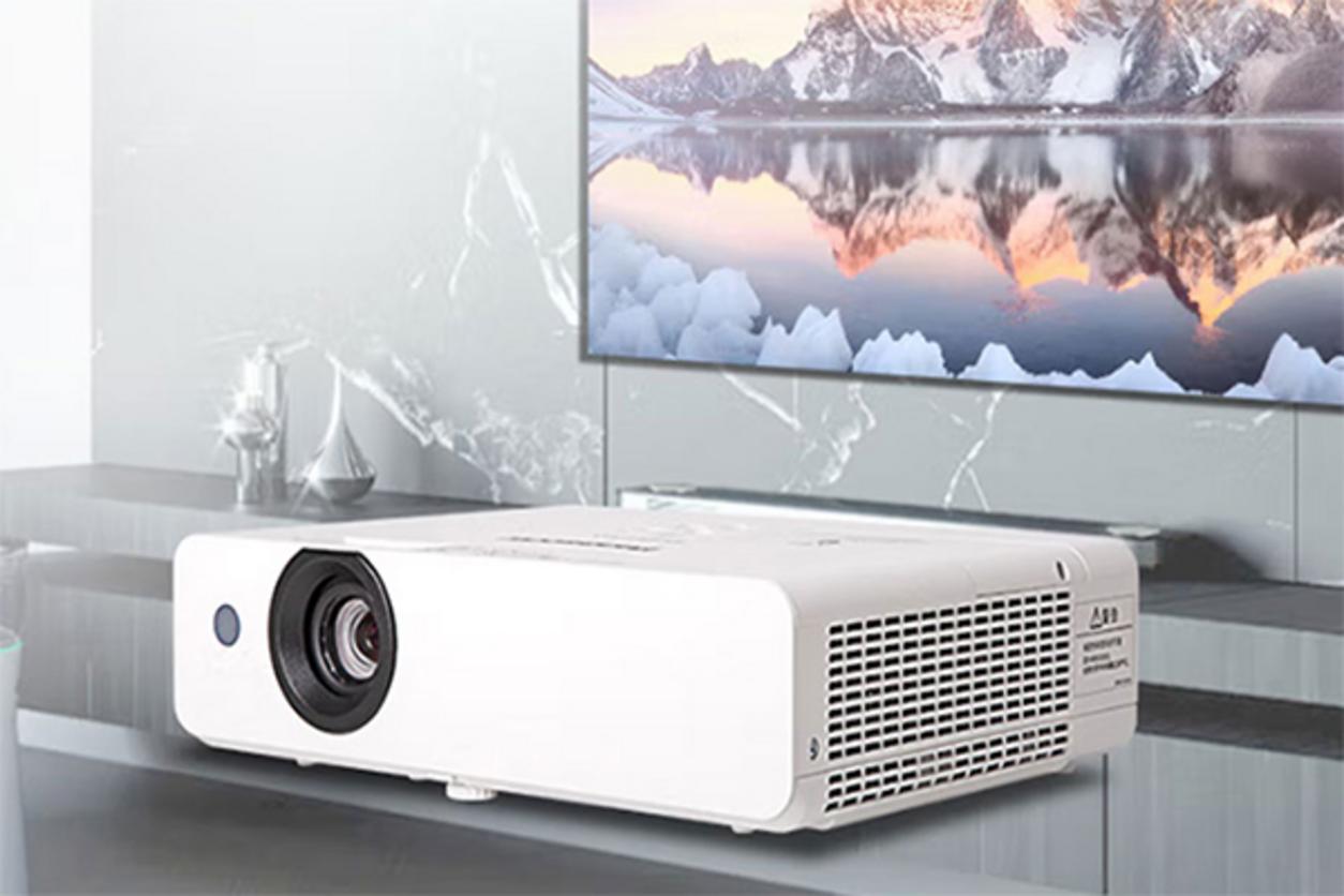 Installer mounting projector and a teacher plugging USB to present