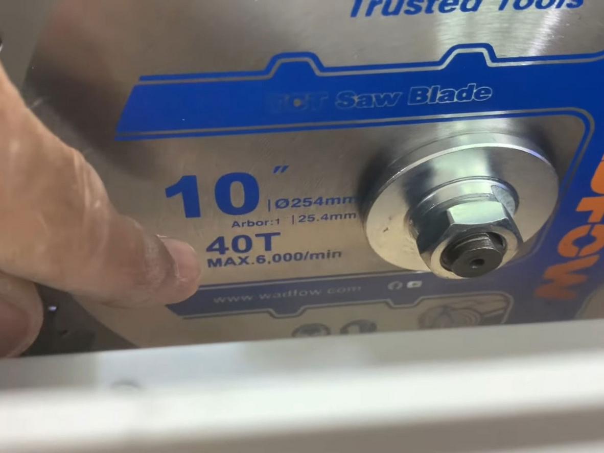 Thiết kế có chân hỗ trợ độ vững và an toàn khi sử dụng.