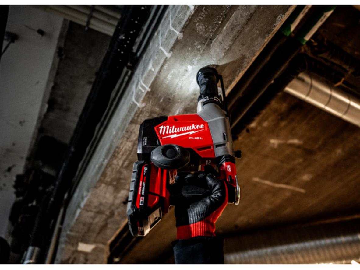 Hút bụi tích hợp với bộ lọc HEPA, hút sạch bụi ngay khi khoan