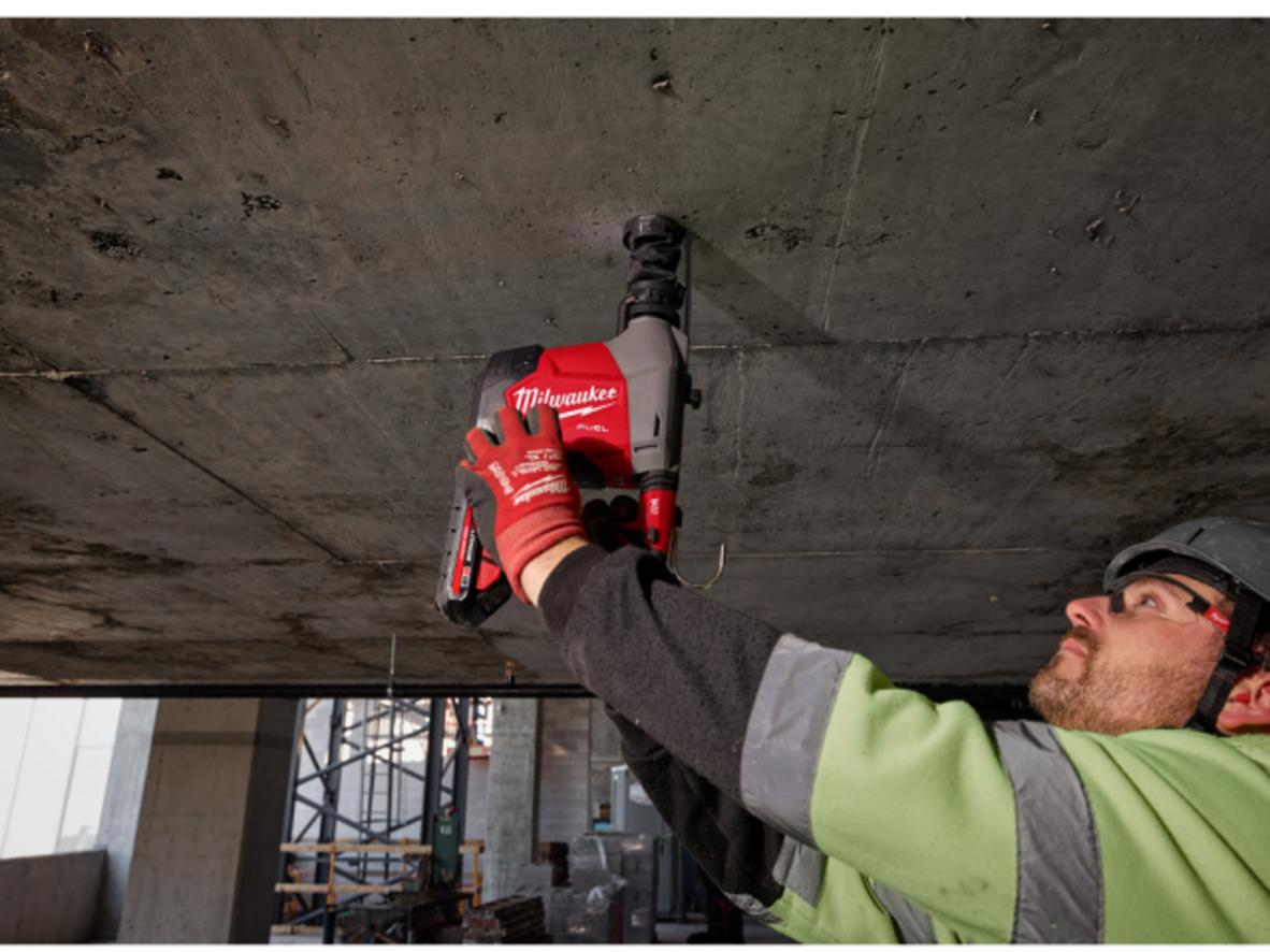 Thiết kế cân bằng + SDS‑Plus giúp khoan trần chính xác và ít mệt