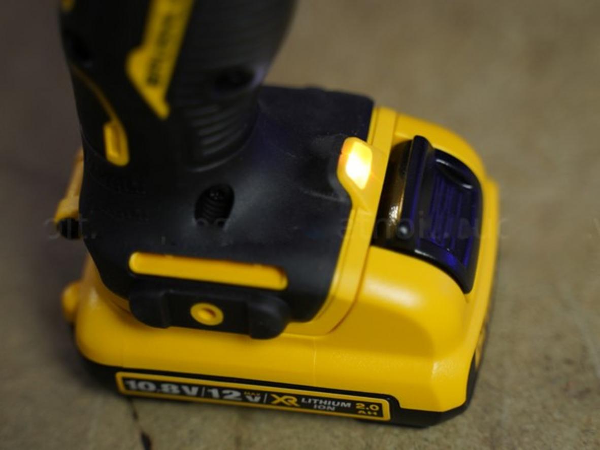 Tổng quan Máy khoan vặn vít dùng pin Dewalt DCD706D1