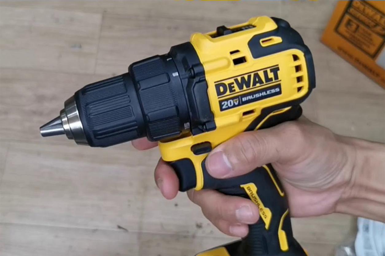 Tổng quan Máy khoan vặn vít dùng pin DeWalt DCD708P1