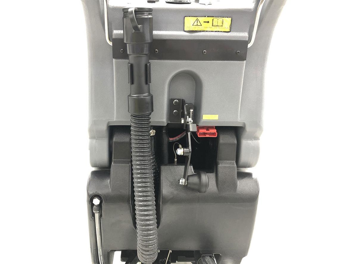 Motor chà + hút của Kraffer GM50 hoạt động mạnh mẽ, hút sạch nước bẩn ngay lập tức (ảnh thực tế).","imagePrompt":"Close-up of the machine's motors and control panel, showing power cables and labels.