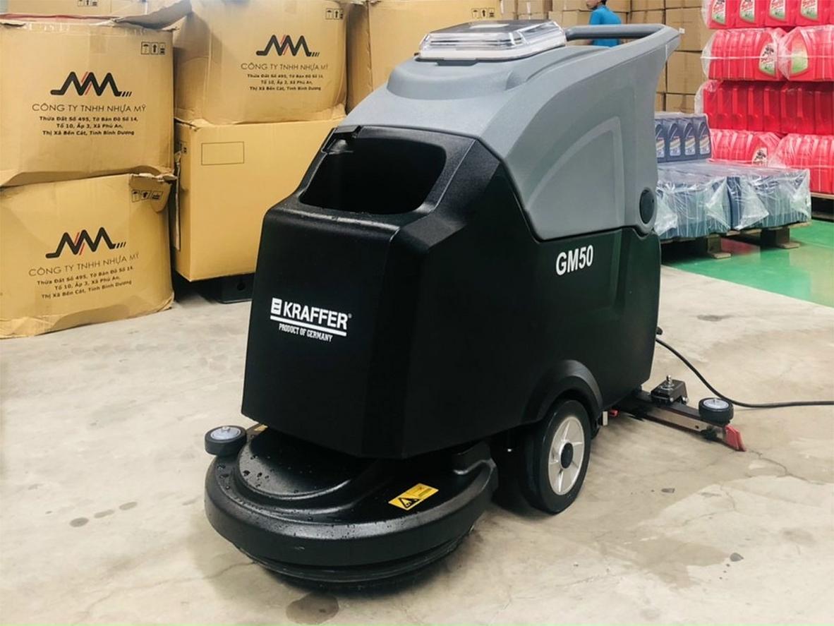 Motor chà + hút của Kraffer GM50 hoạt động mạnh mẽ, hút sạch nước bẩn ngay lập tức (ảnh thực tế).