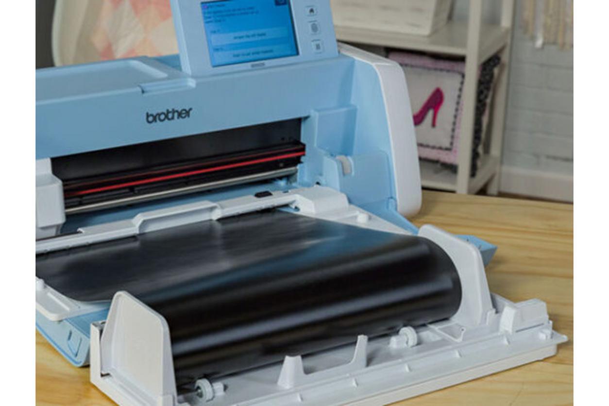 Máy quét 600dpi hiển thị trên màn hình, kèm mẫu thiết kế và sản phẩm cắt.