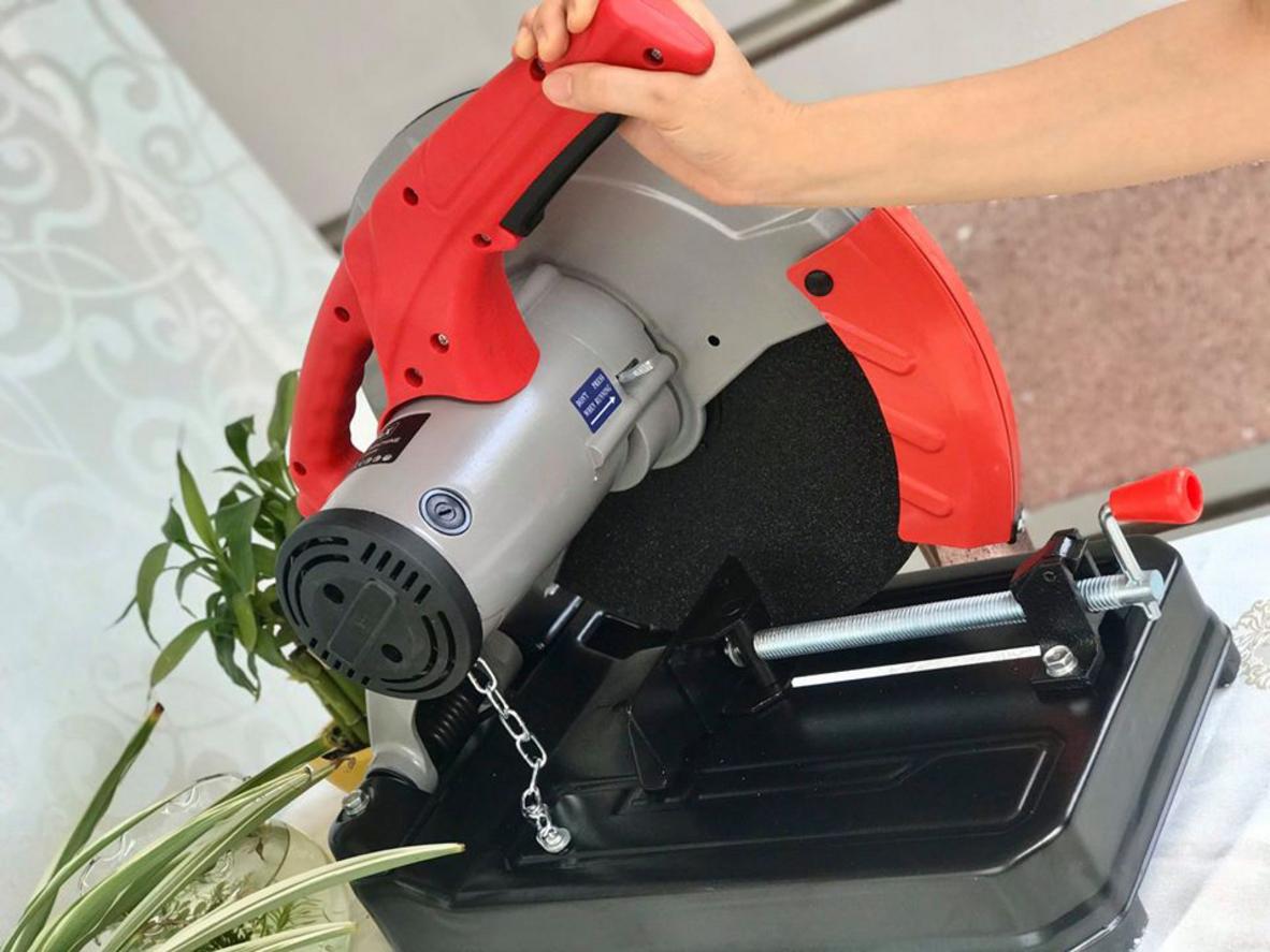 Mô tơ chổi than dễ thay thế giảm thời gian ngưng máy và chi phí bảo trì. Image: technician thay chổi than hoặc mở vỏ motor.