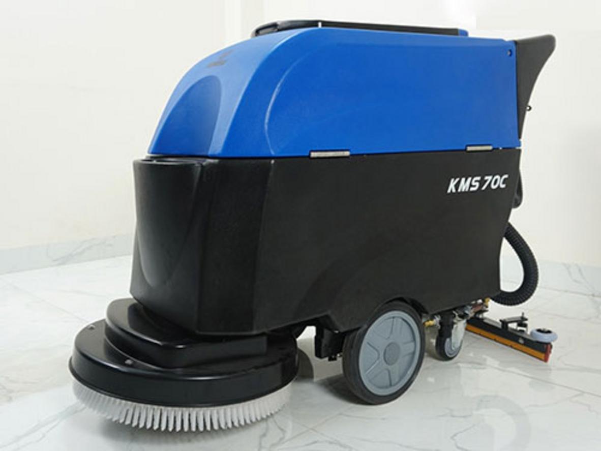 Motor chà mạnh 750W và bàn chải hoạt động hiệu quả trên sàn công nghiệp (close-up).