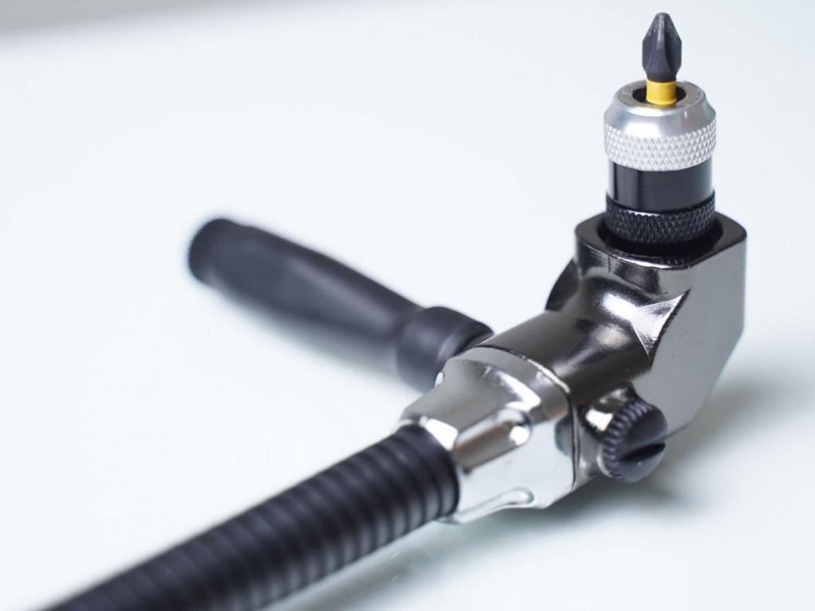 Nam châm giữ vít và đầu 90° giúp thao tác an toàn