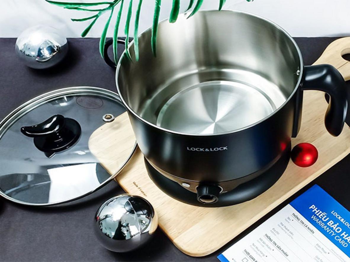 Nắp kính cường lực và khay luộc trứng kèm theo.