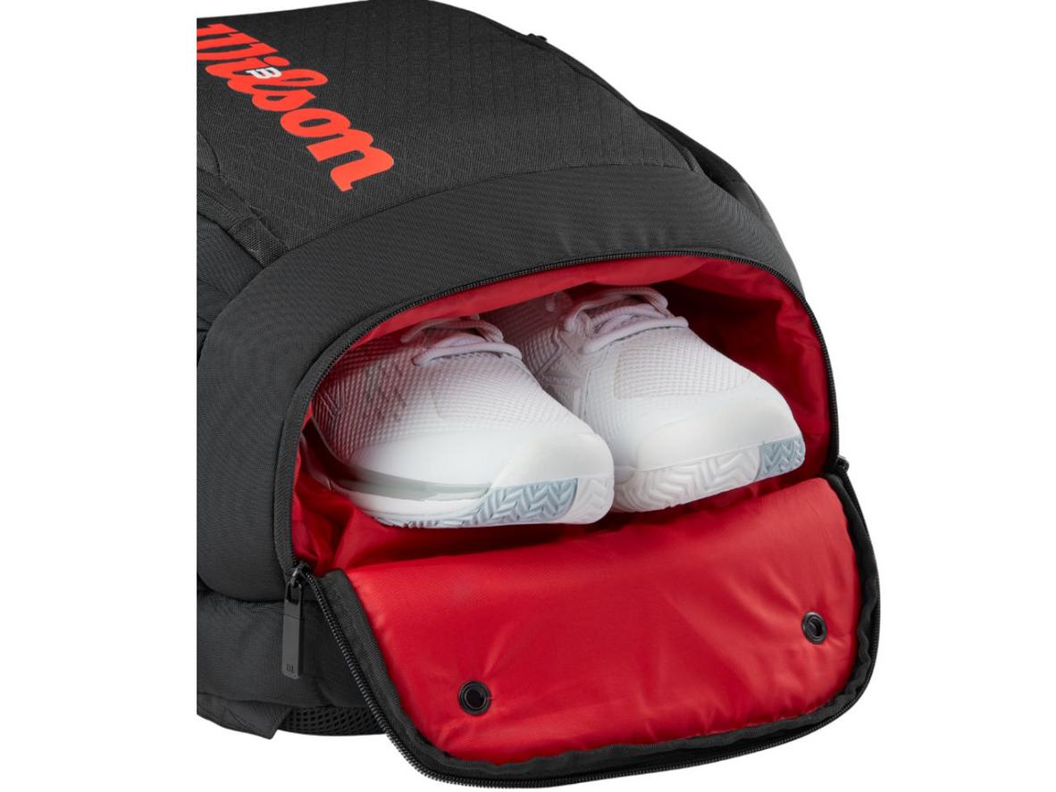 Ngăn đựng vợt 2 cây, ngăn laptop đệm và móc carabiner tiện lợi