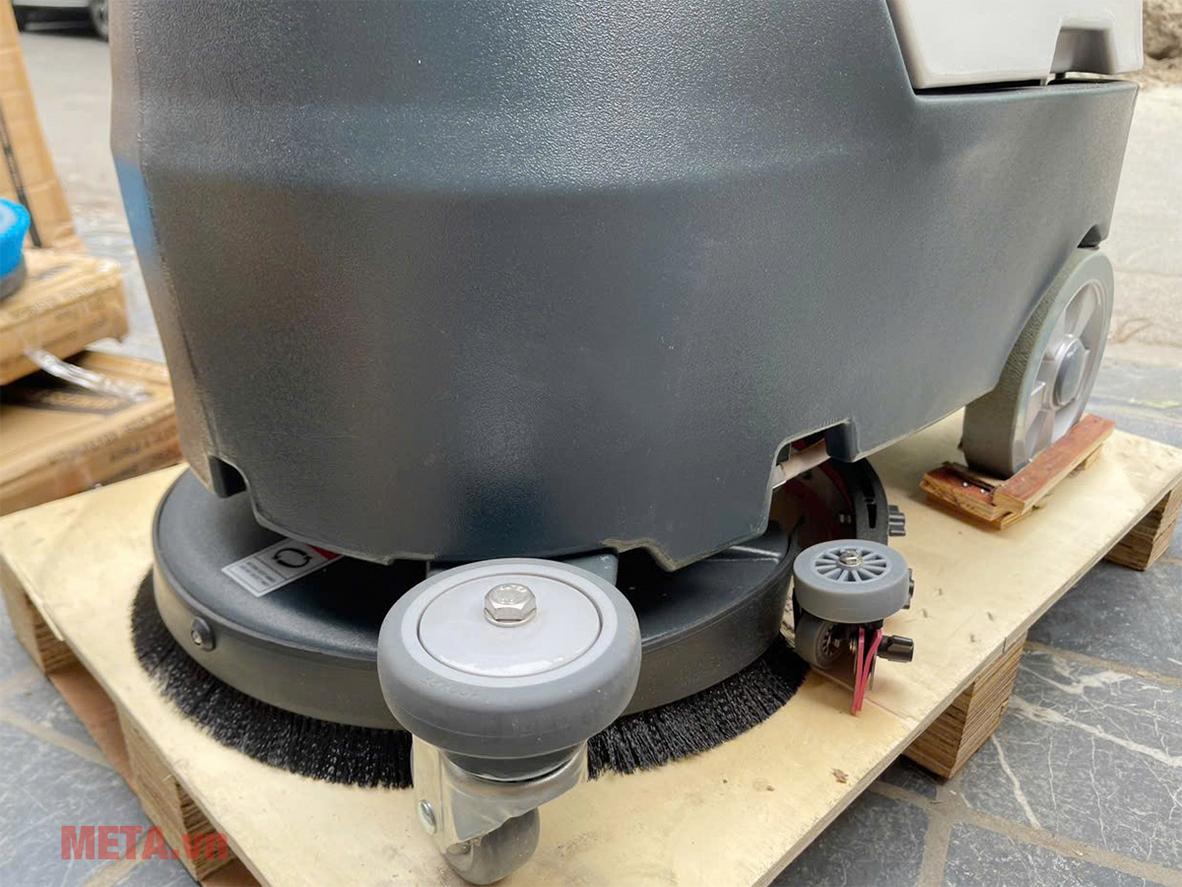 Nguồn 220V với dây dài 15m giúp thao tác liên tục trên diện tích lớn.