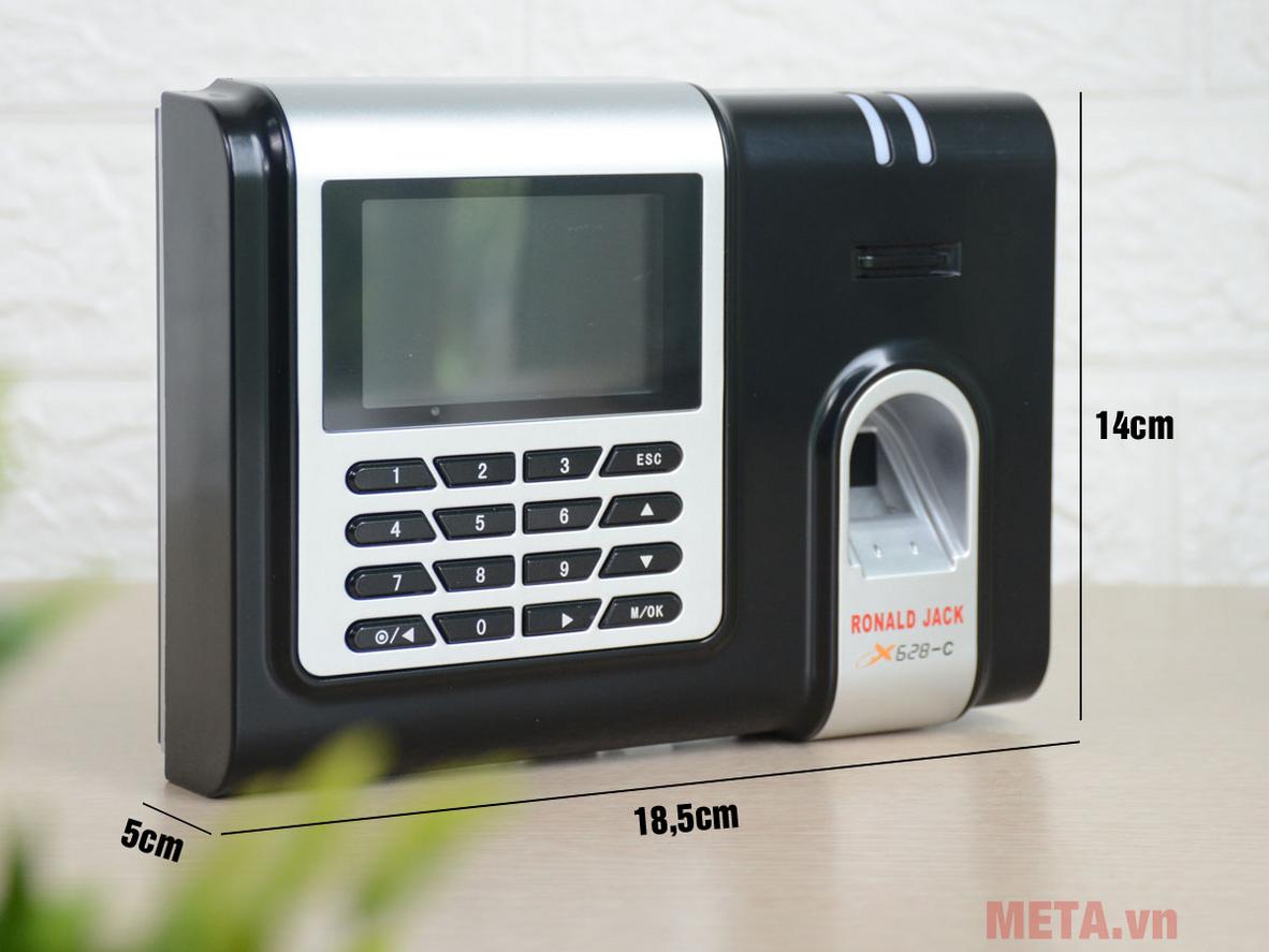 Thuật toán Finger V10.0 giúp nhận dạng nhanh và chính xác trên X628-C — demo vân tay rõ nét trên màn hình TFT 3 inch (ảnh thực tế lắp đặt).