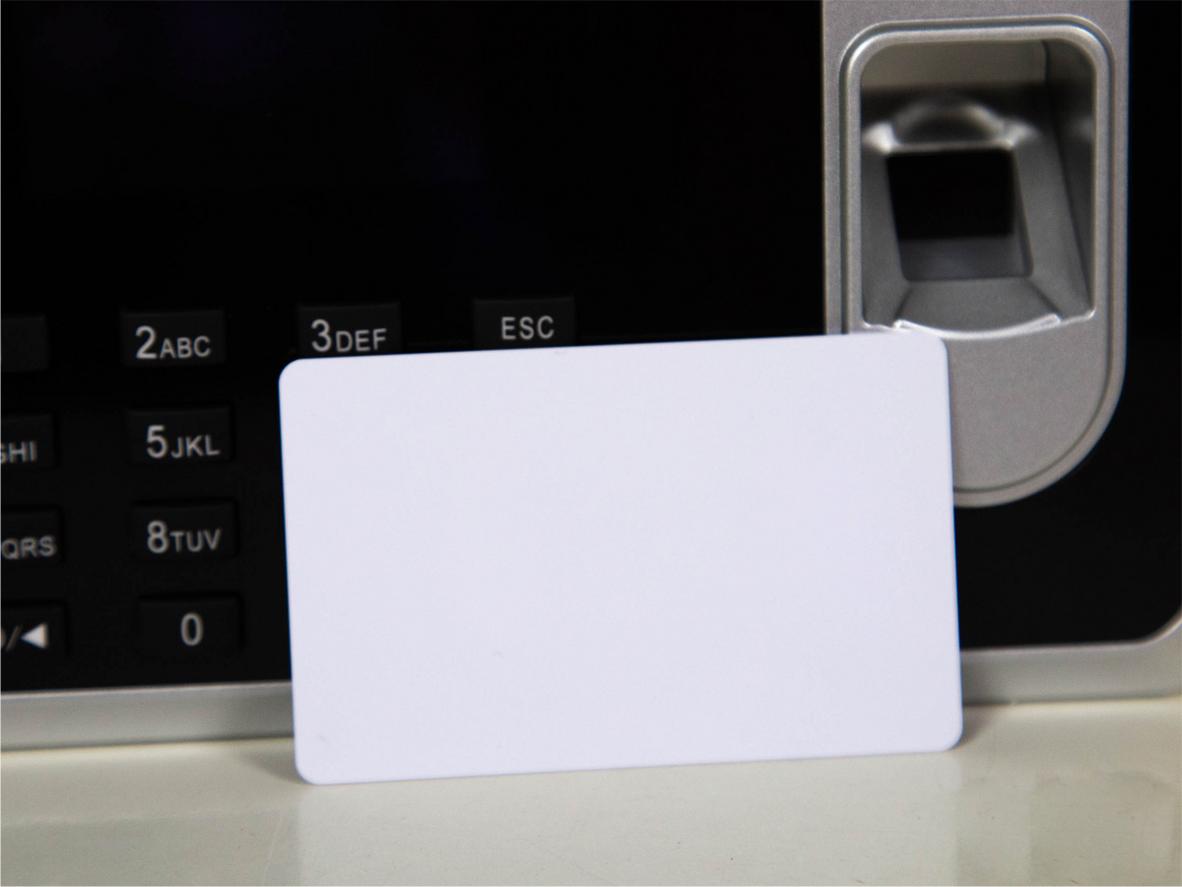 Nhận diện vân tay nhanh chóng trên ZKTeco T8A (ví dụ hiển thị tên & ID).