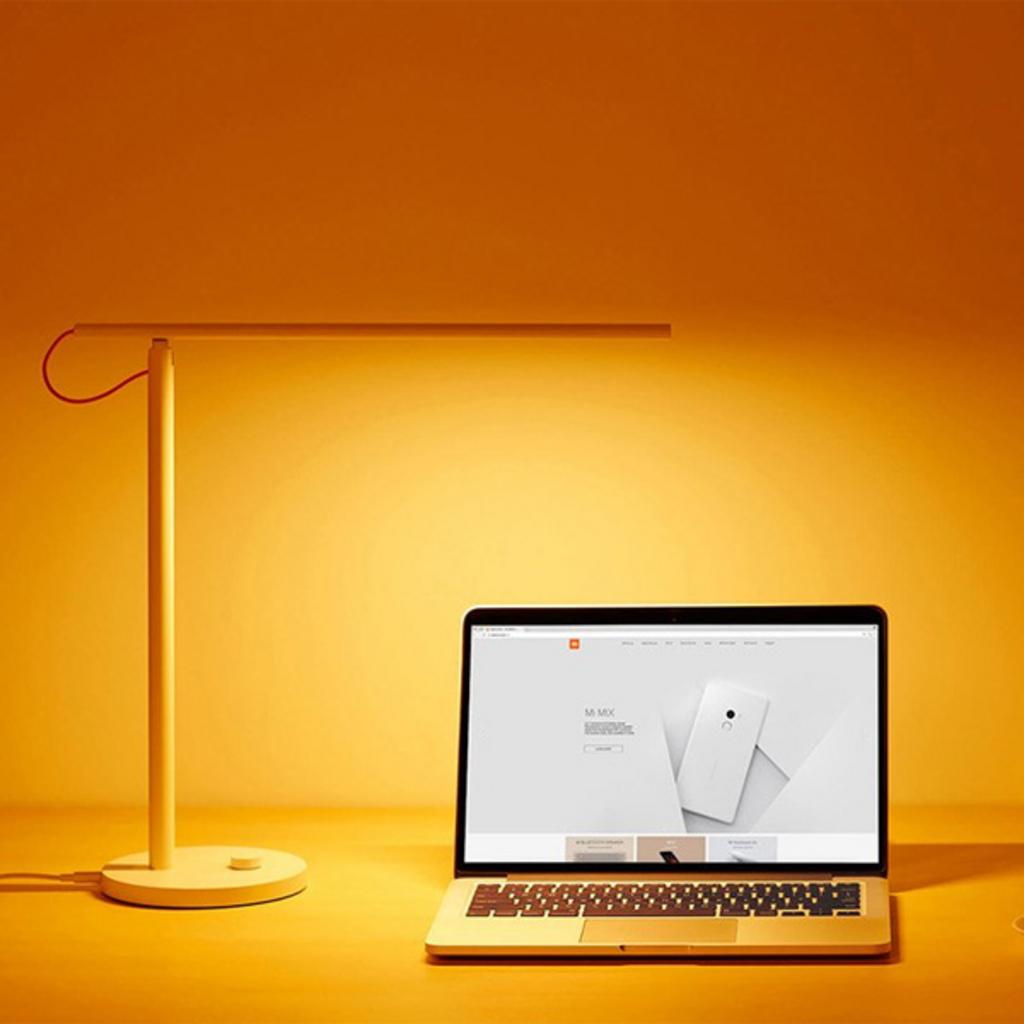 Nhiệt độ màu 2600K–5000K và núm xoay tiện dụng