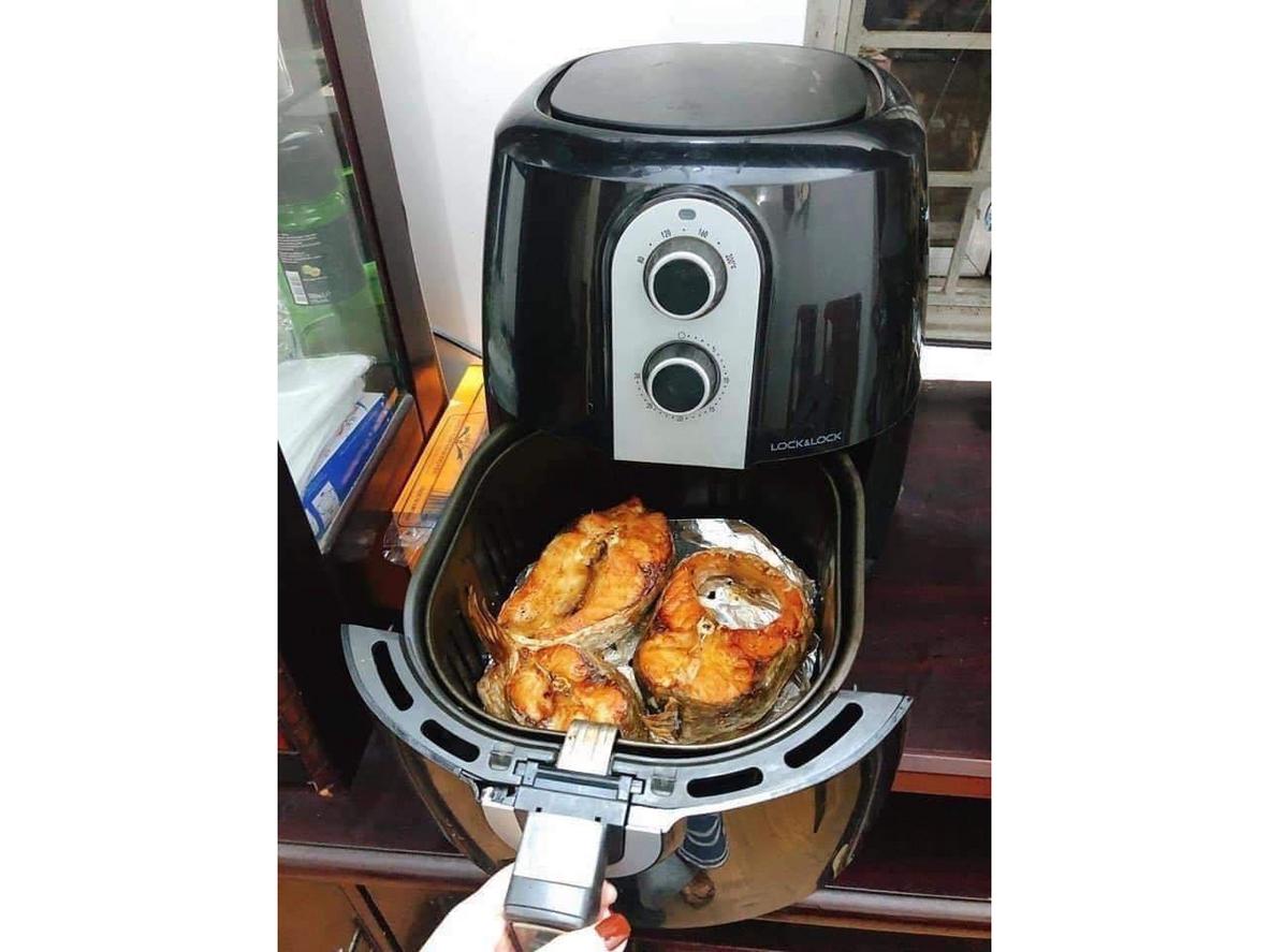 Giỏ chiên phủ chống dính, tháo rời và rửa được bằng máy rửa chén.