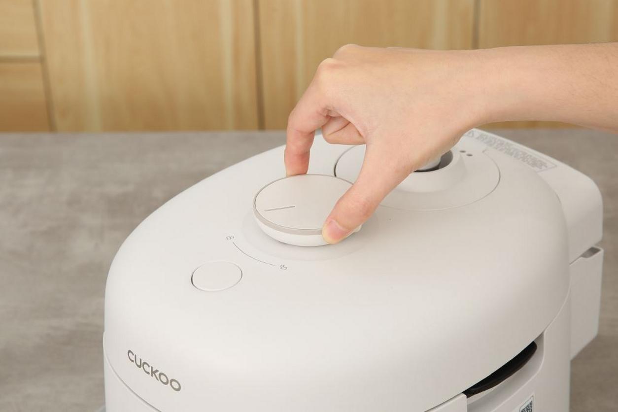 Tổng quan Nồi cơm điện tử áp suất Cuckoo CRP-T0310FGW - 0.54 lít