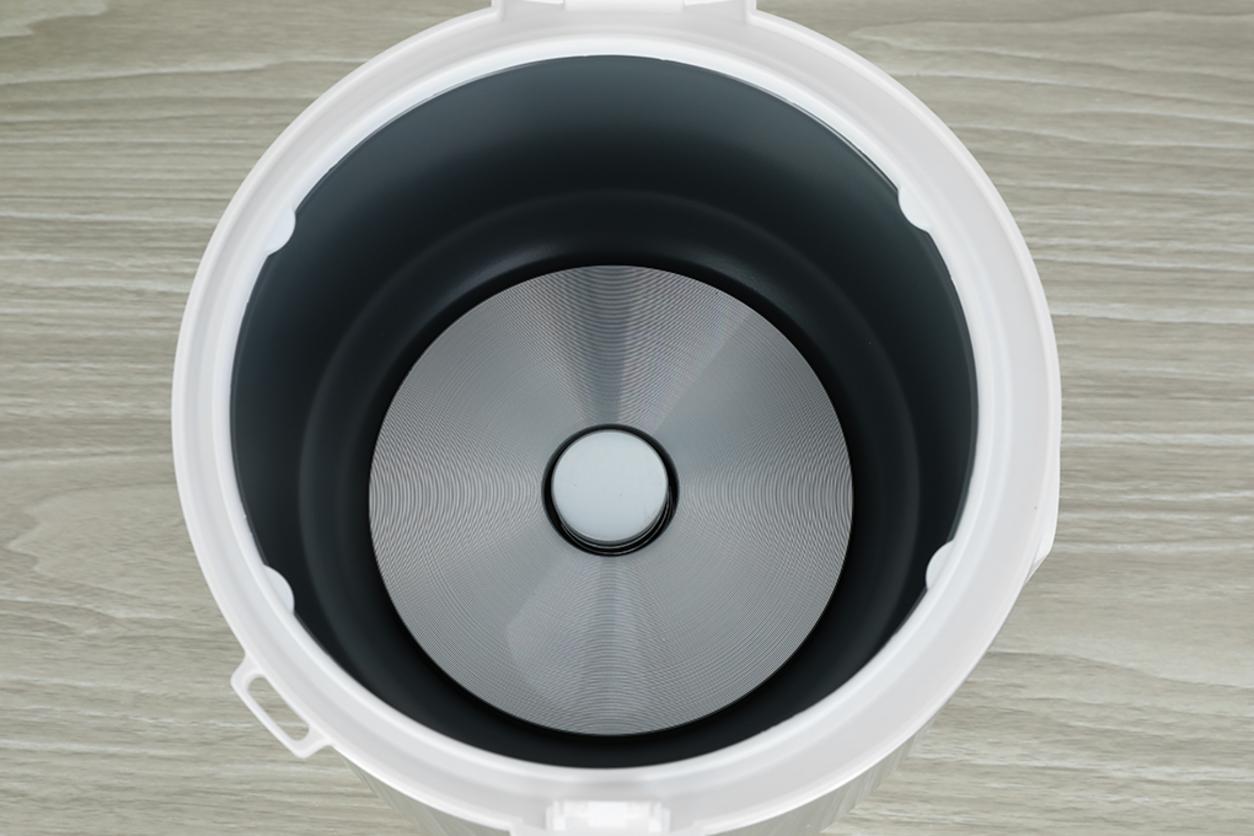 Lòng nồi hợp kim nhôm phủ chống dính, độ dày ~1.5mm.