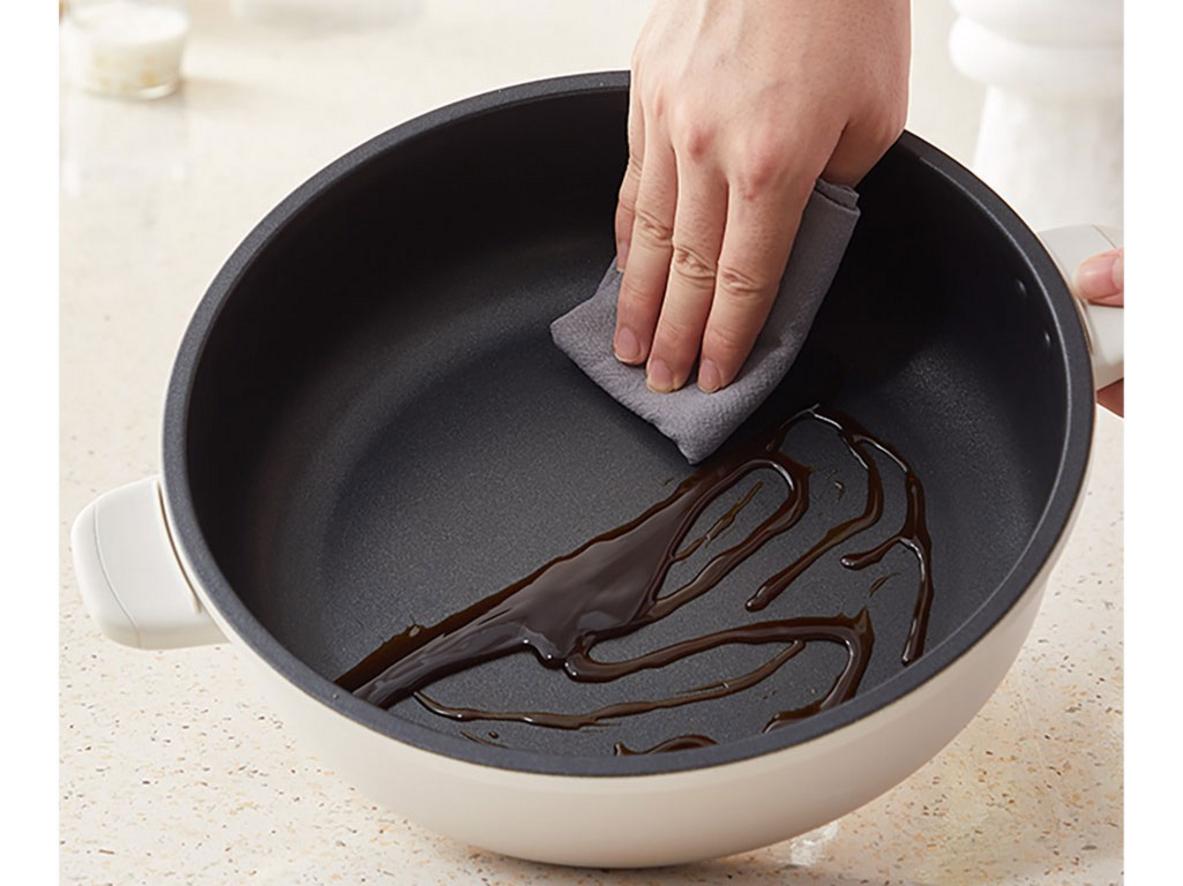 Thanh gạt 4 mức nhiệt dễ thao tác, phù hợp nhiều món.