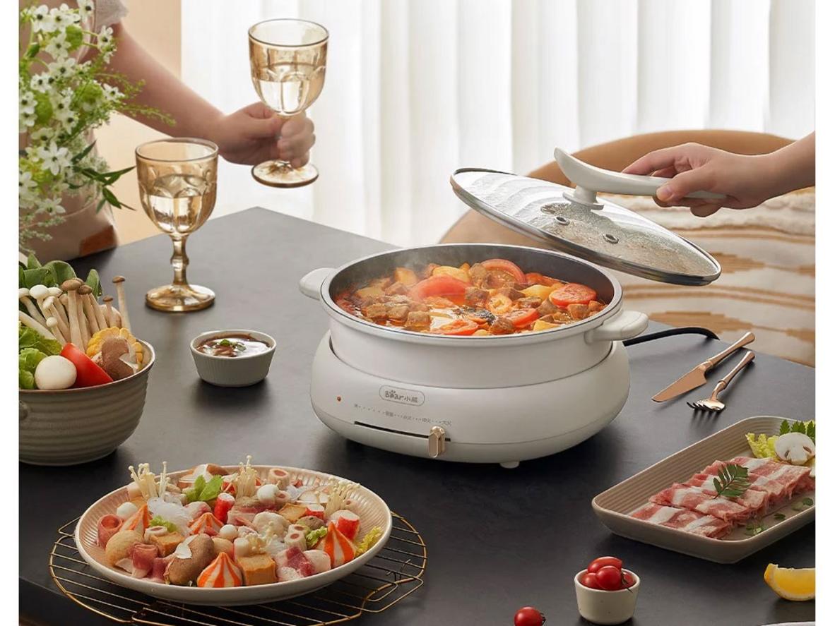 Lòng nồi hợp kim nhôm phủ chống dính, lau rửa dễ dàng.