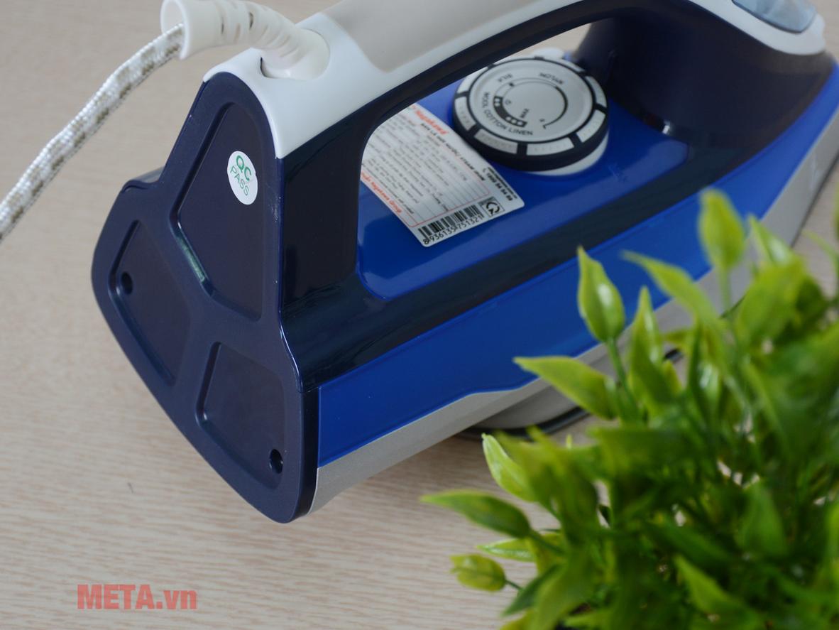 Phun tia nước và ủi đứng tiện lợi
