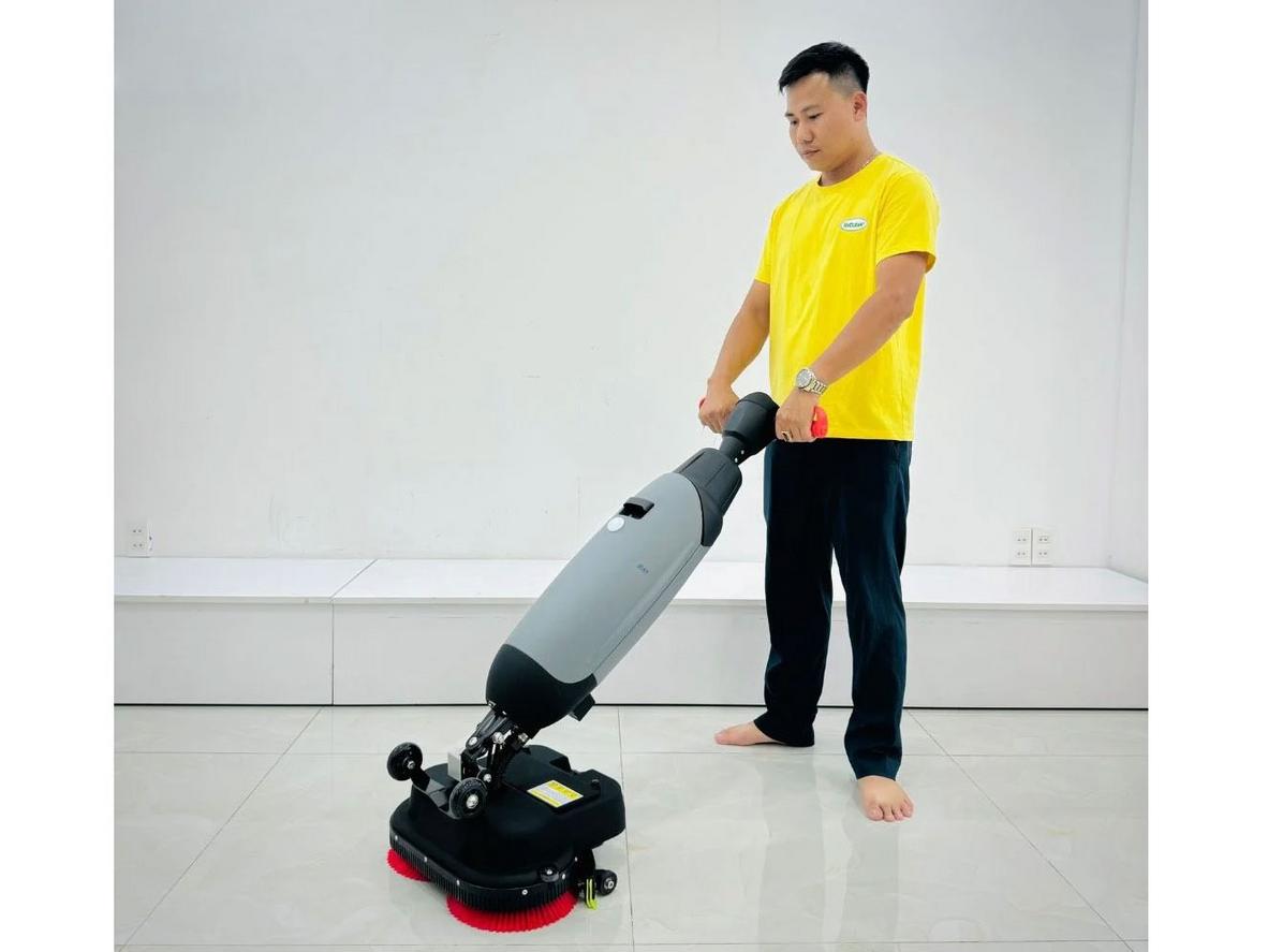 Pin 36V/8Ah cho phép làm việc không dây, thời gian 1–1.2 giờ (KF30).