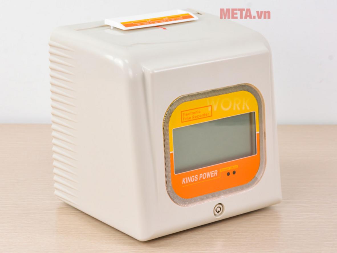 Pin dự phòng và cổng nguồn của KP-670; imagePrompt: Technician showing battery compartment and power cable connection.