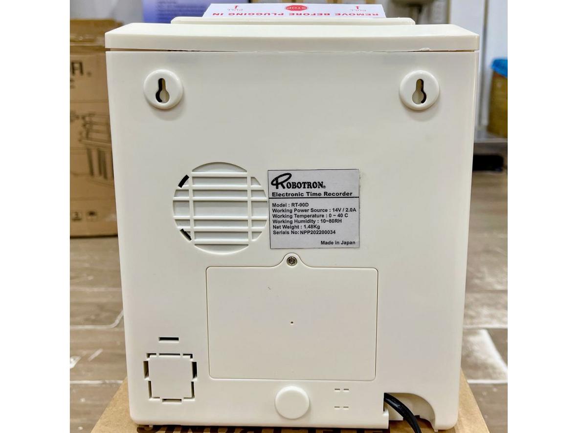 Pin lưu điện của RT90D — đảm bảo chấm công liên tục trong ca khi mất điện; imagePrompt: Technician replacing/inspecting backup battery inside device.