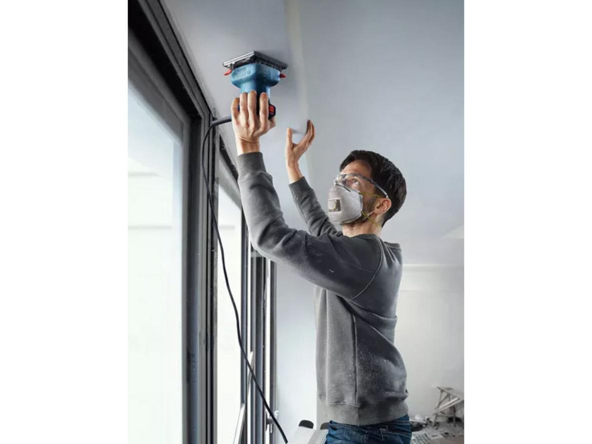 Thiết kế công thái học & nhẹ nhàng khi cầm (user cầm máy đang chà trên cao).