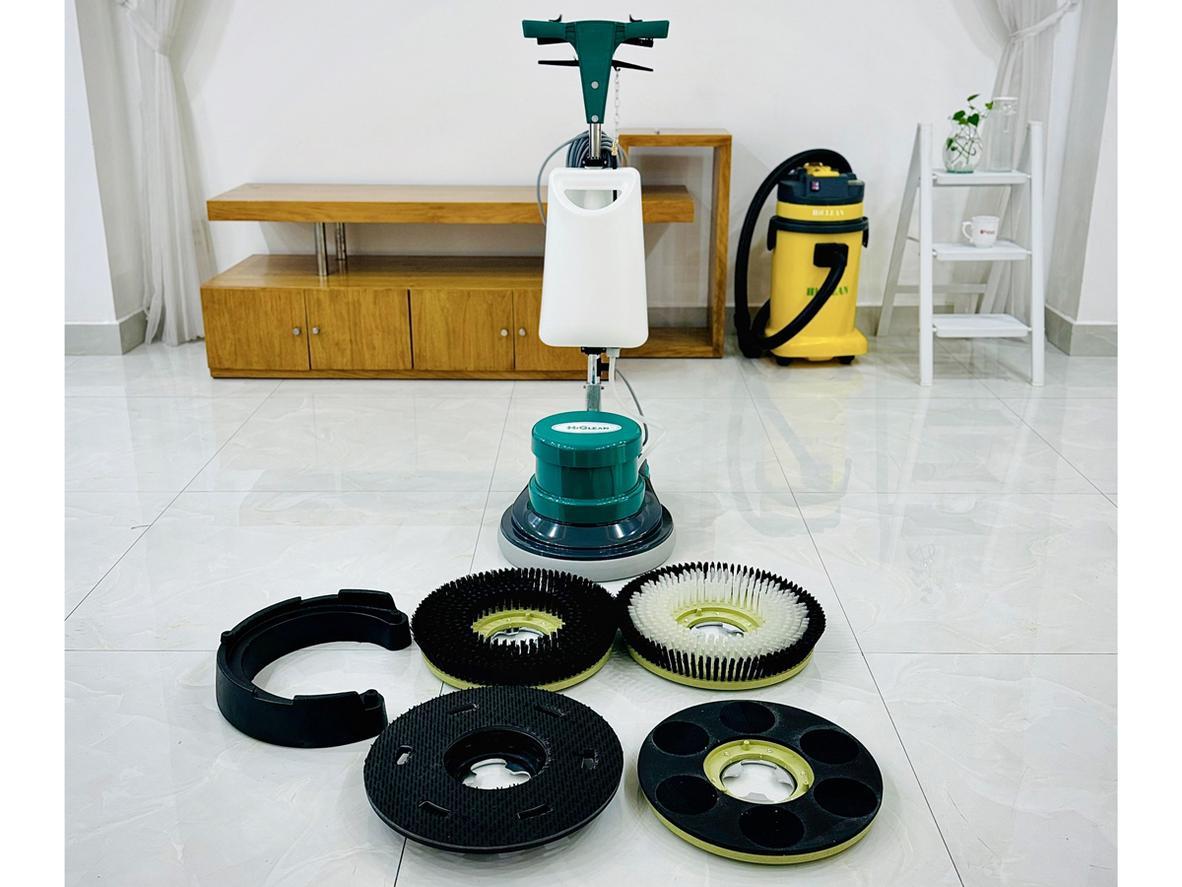 Tạ 68kg và pad 17" tạo áp lực đều lên bề mặt, phù hợp cho đá granite và bê tông — Image: machine applying pad to marble floor, before/after inset image .","imagePrompt":"Shot of machine with heavy weight plate attached, pad in contact with marble floor; include before/after inset.