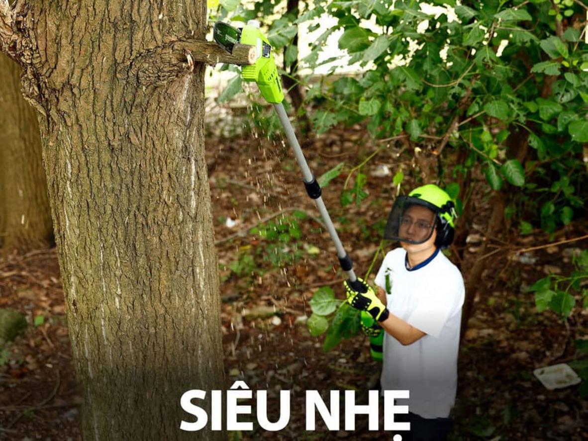 Tầm với 2.7m giúp tỉa cành cao an toàn hơn.
