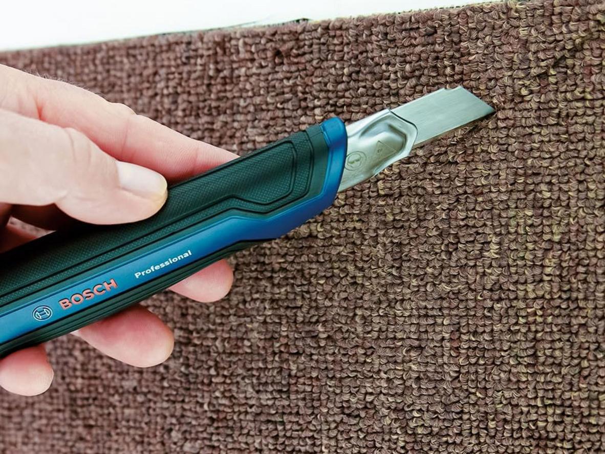 Thân nhôm đúc nguyên khối tăng độ bền và tuổi thọ.