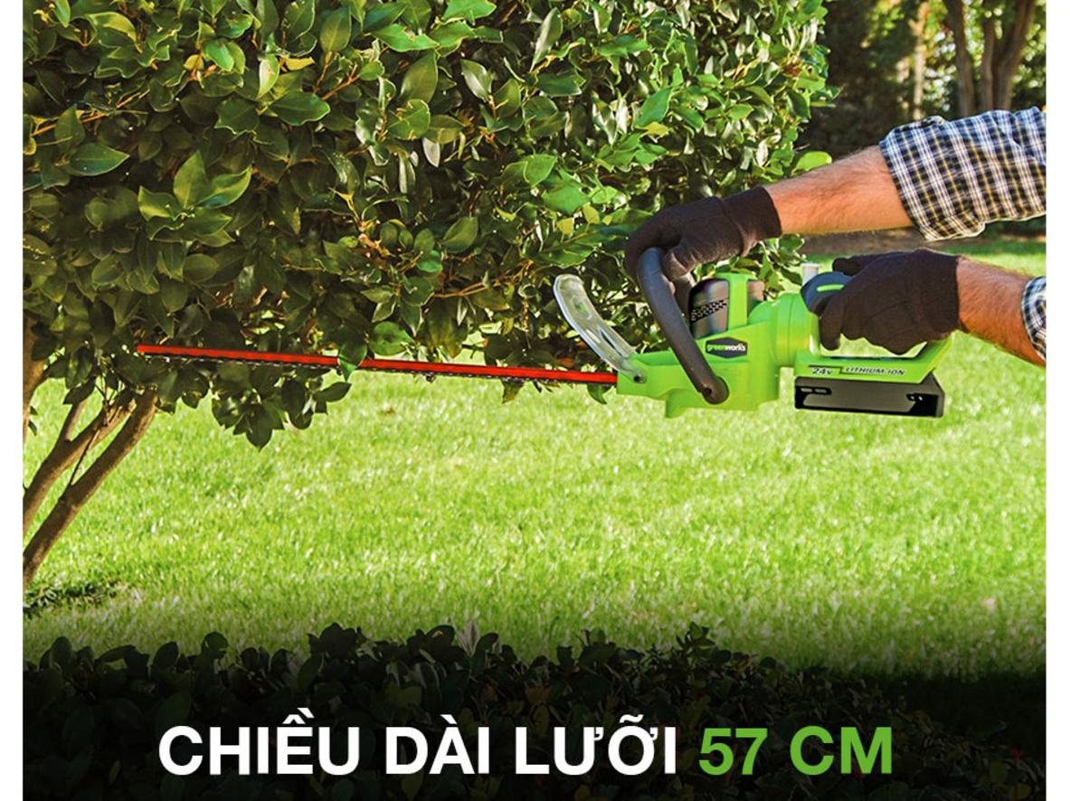 Thiết kế nhẹ và tay cầm xoay 90° giúp giảm mỏi khi tỉa hàng rào góc cao hoặc dọc.