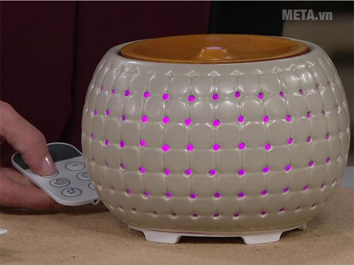 Vỏ gốm & gỗ, LED 5 màu và remote tiện lợi