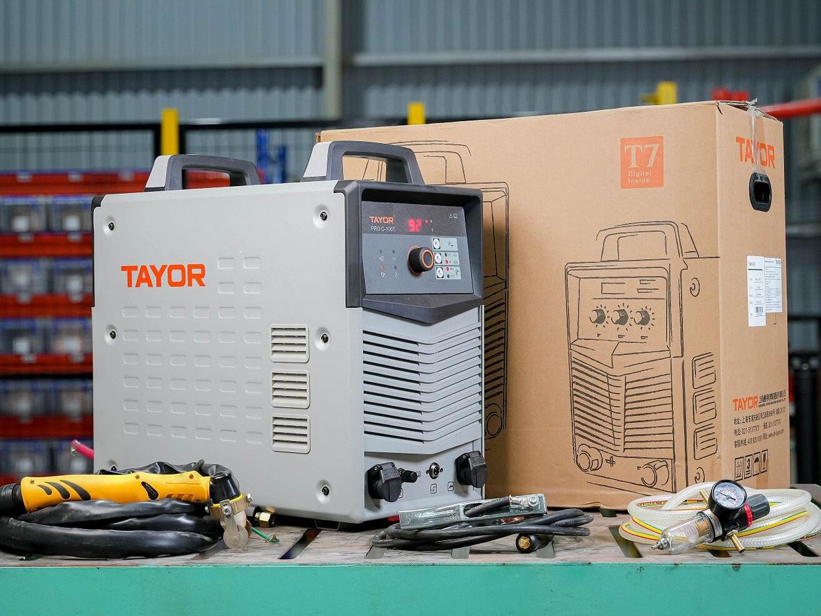 Máy tại xưởng cơ khí, đặt cạnh bàn làm việc.