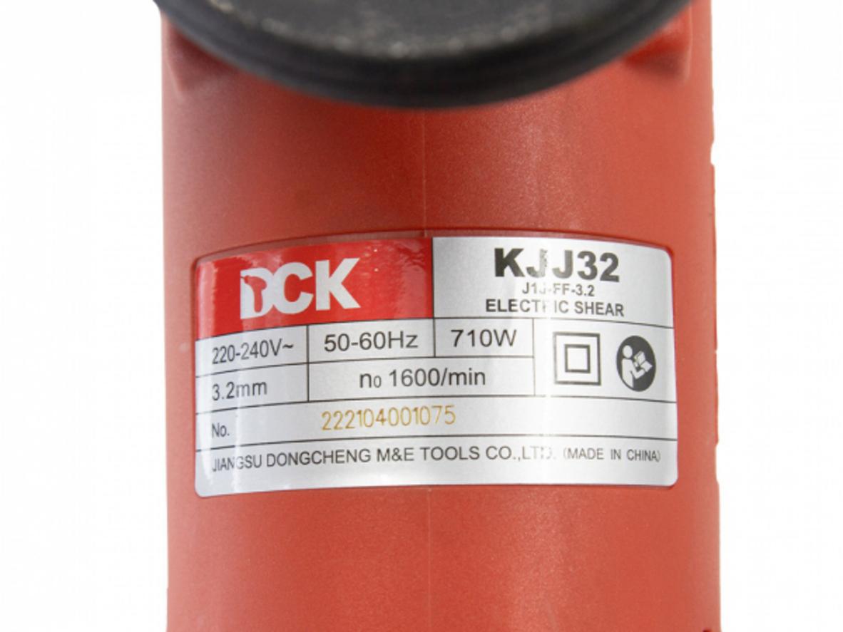 Thiết kế tay cầm D và mô tơ chổi than dễ thay thế trên DCK KJJ32.