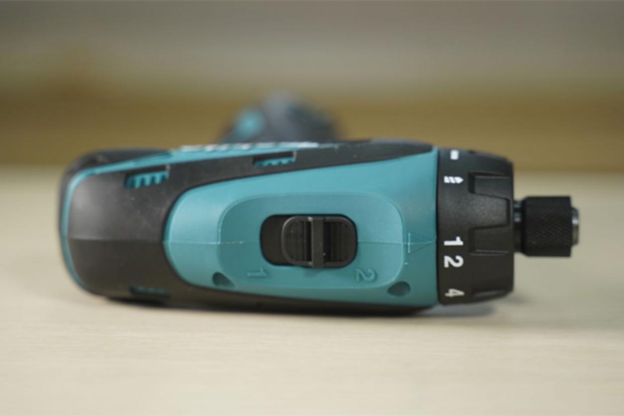 Thiết kế nhỏ gọn và đèn LED hỗ trợ làm việc.