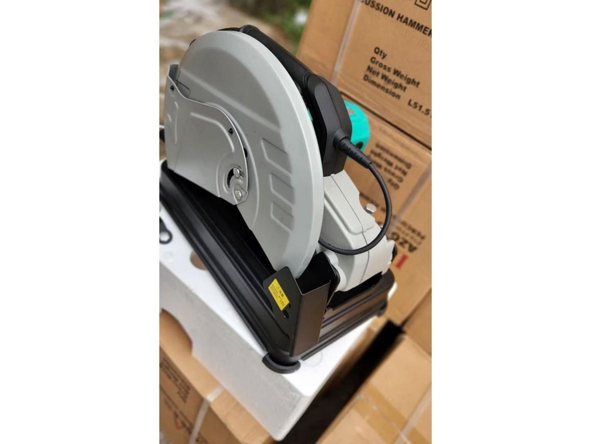 Thiết kế tản nhiệt và tay cầm chống trượt giúp vận hành an toàn.