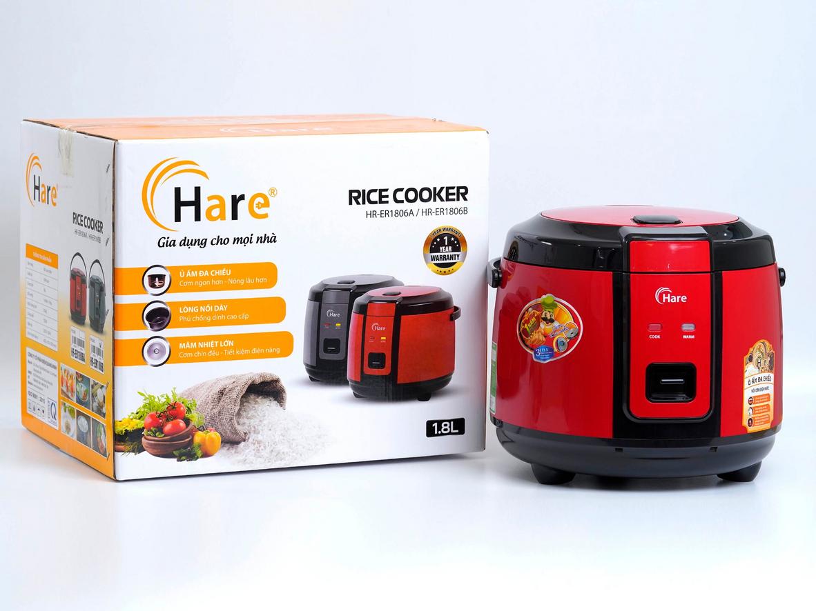 Thiết kế màu đỏ và phụ kiện kèm theo