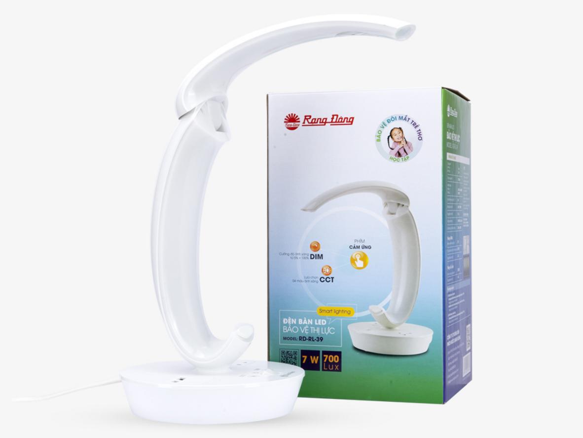 Cổng USB và ổ cắm tích hợp cho sự tiện lợi trên bàn làm việc.