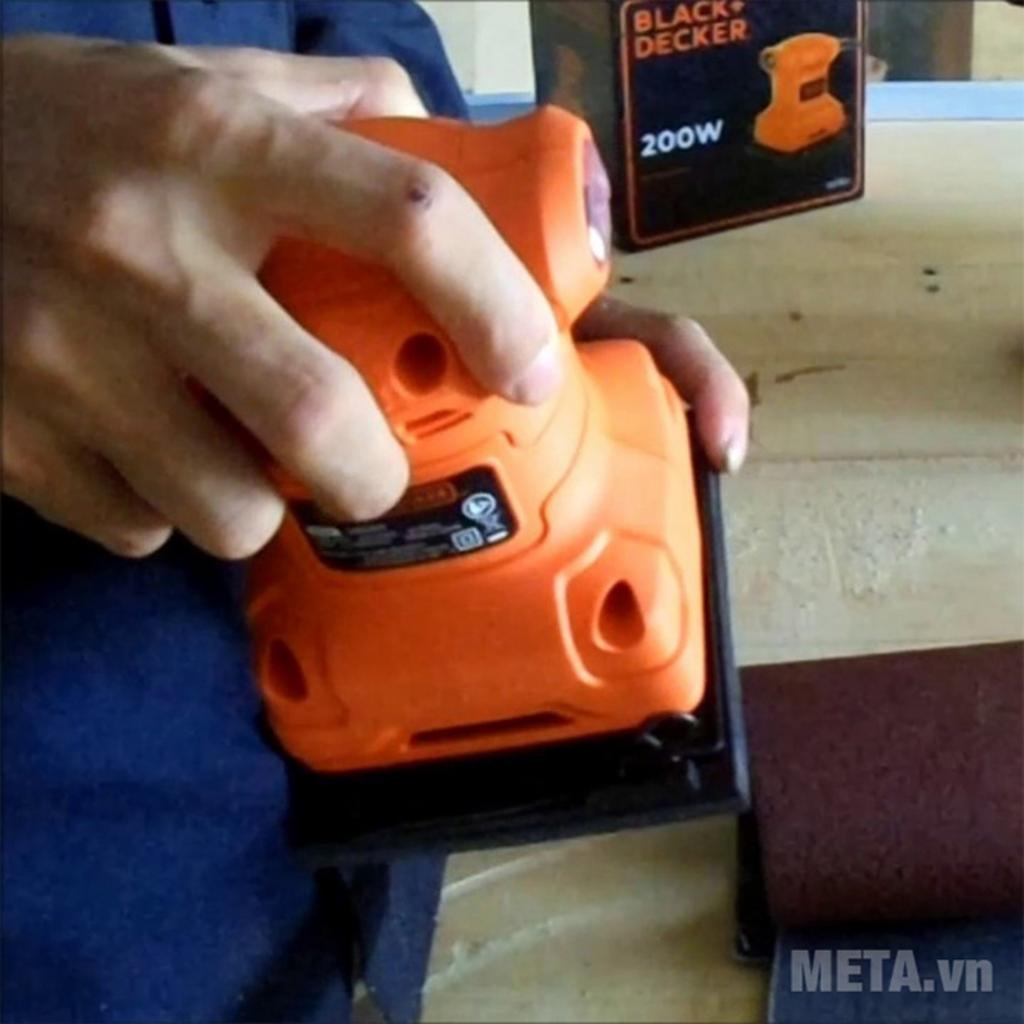 Tốc độ đều giúp bề mặt sau chà mịn và sẵn sàng cho sơn phủ
