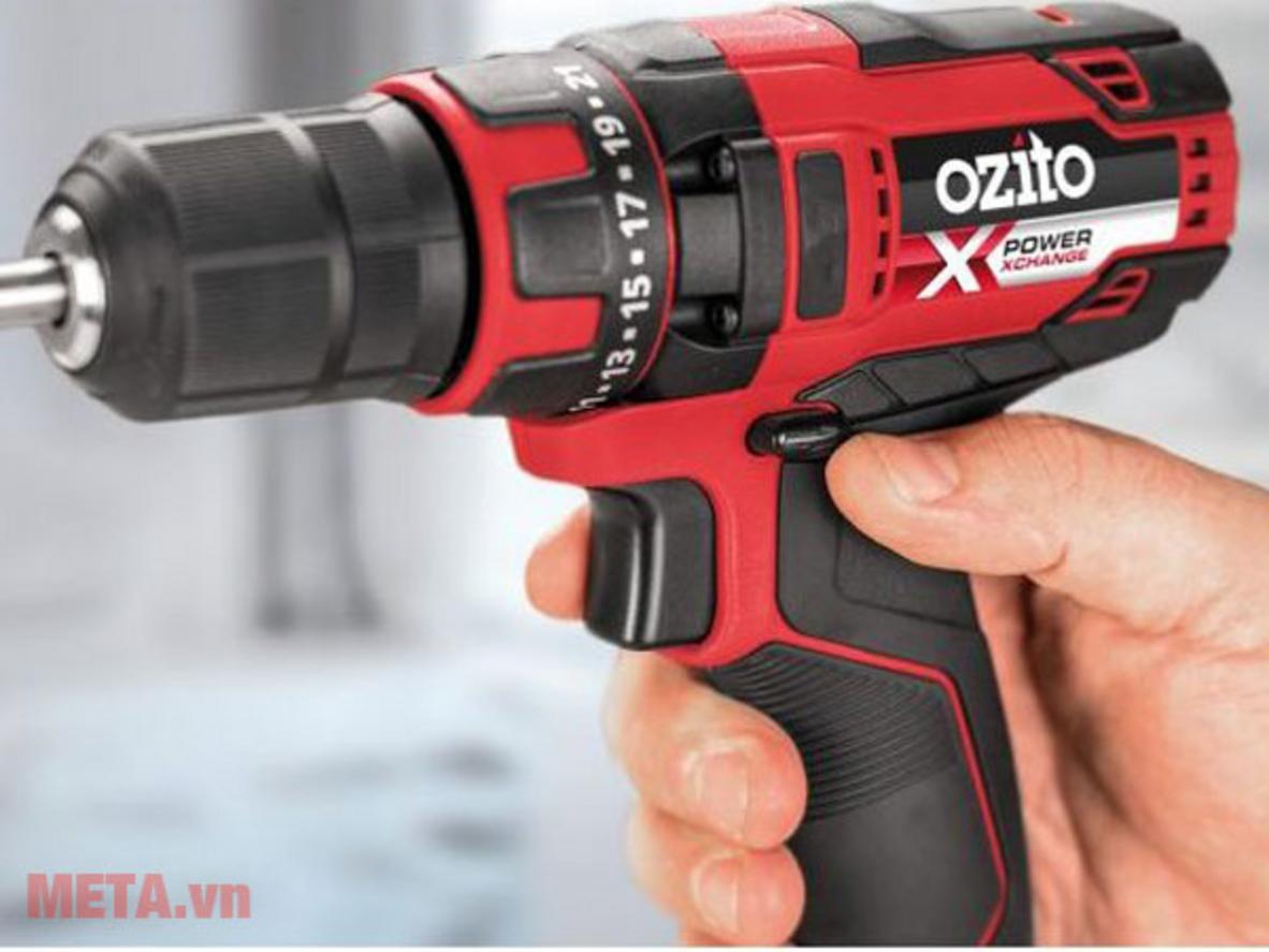 Tốc độ 0–550 rpm và đầu kẹp 10mm keyless