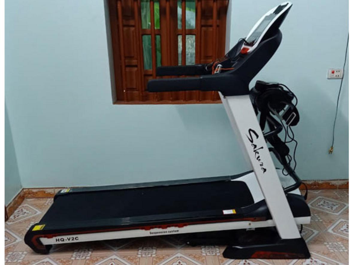 Bảng điều khiển hiển thị tốc độ và độ dốc — dễ chọn chương trình phù hợp cho từng thành viên gia đình.