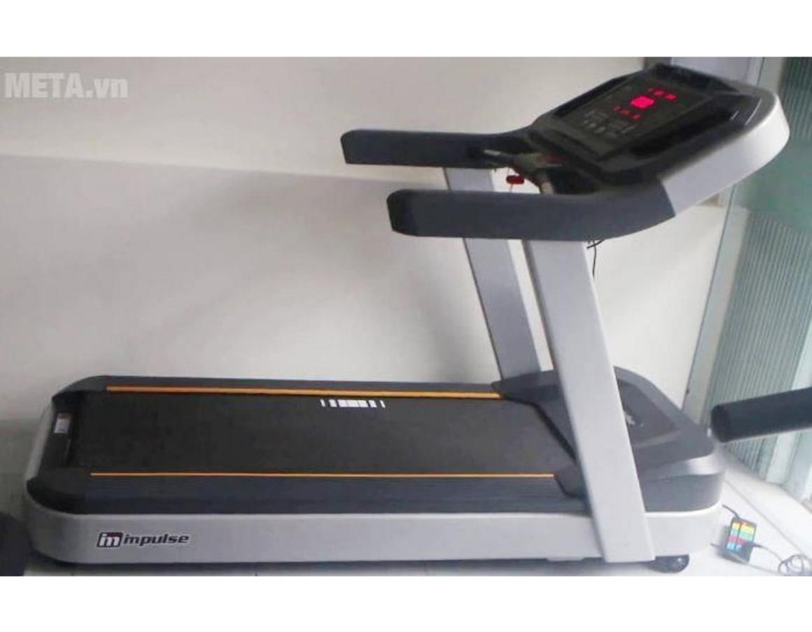 Bảng điều khiển hiển thị tốc độ, độ dốc và chương trình tập — thao tác nhanh cho các bài HIIT.