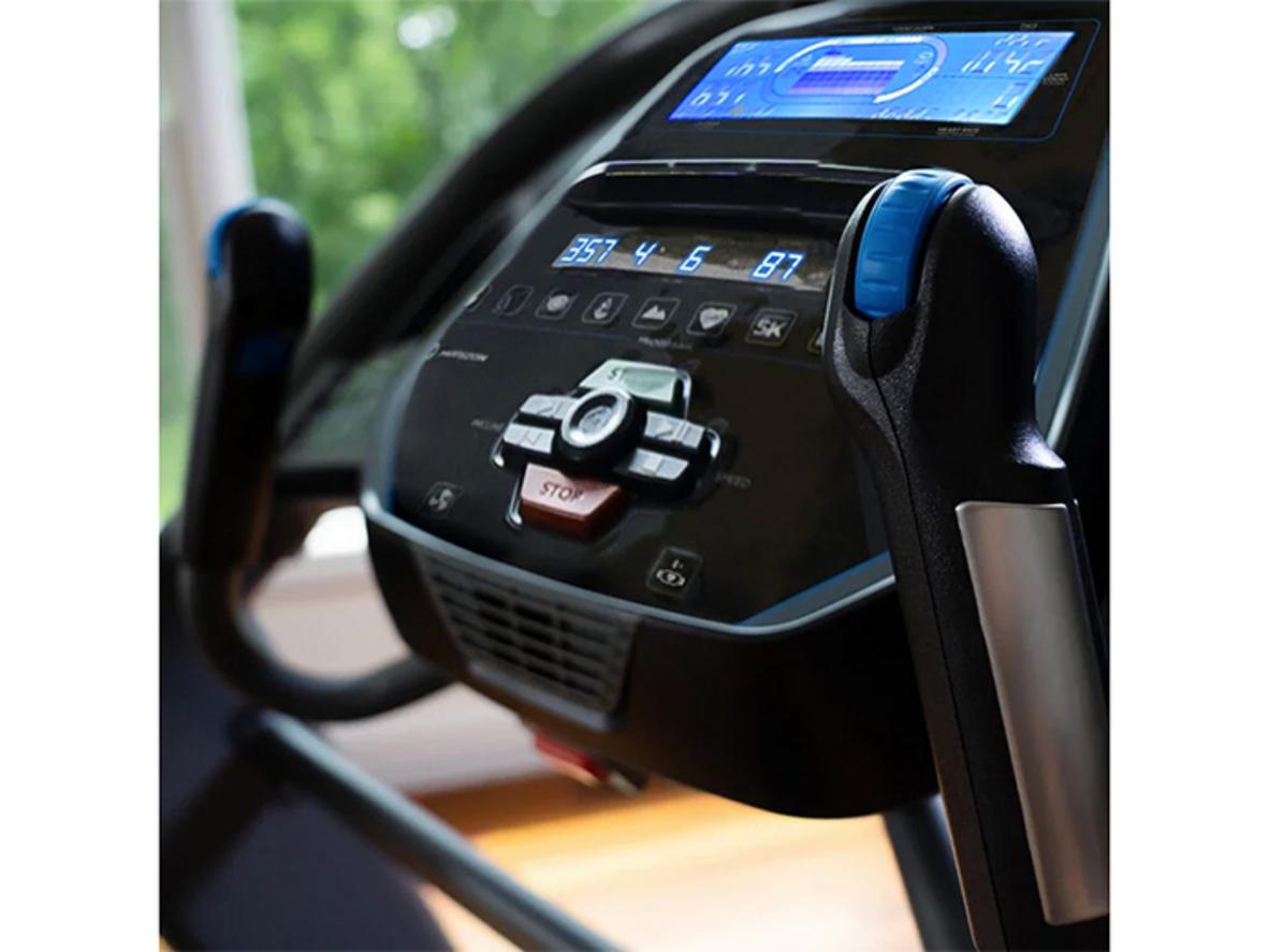 Tốc độ tối đa 20 km/h và độ nghiêng 15% đáp ứng từ đi bộ đến chạy nước rút/Sprint 8.