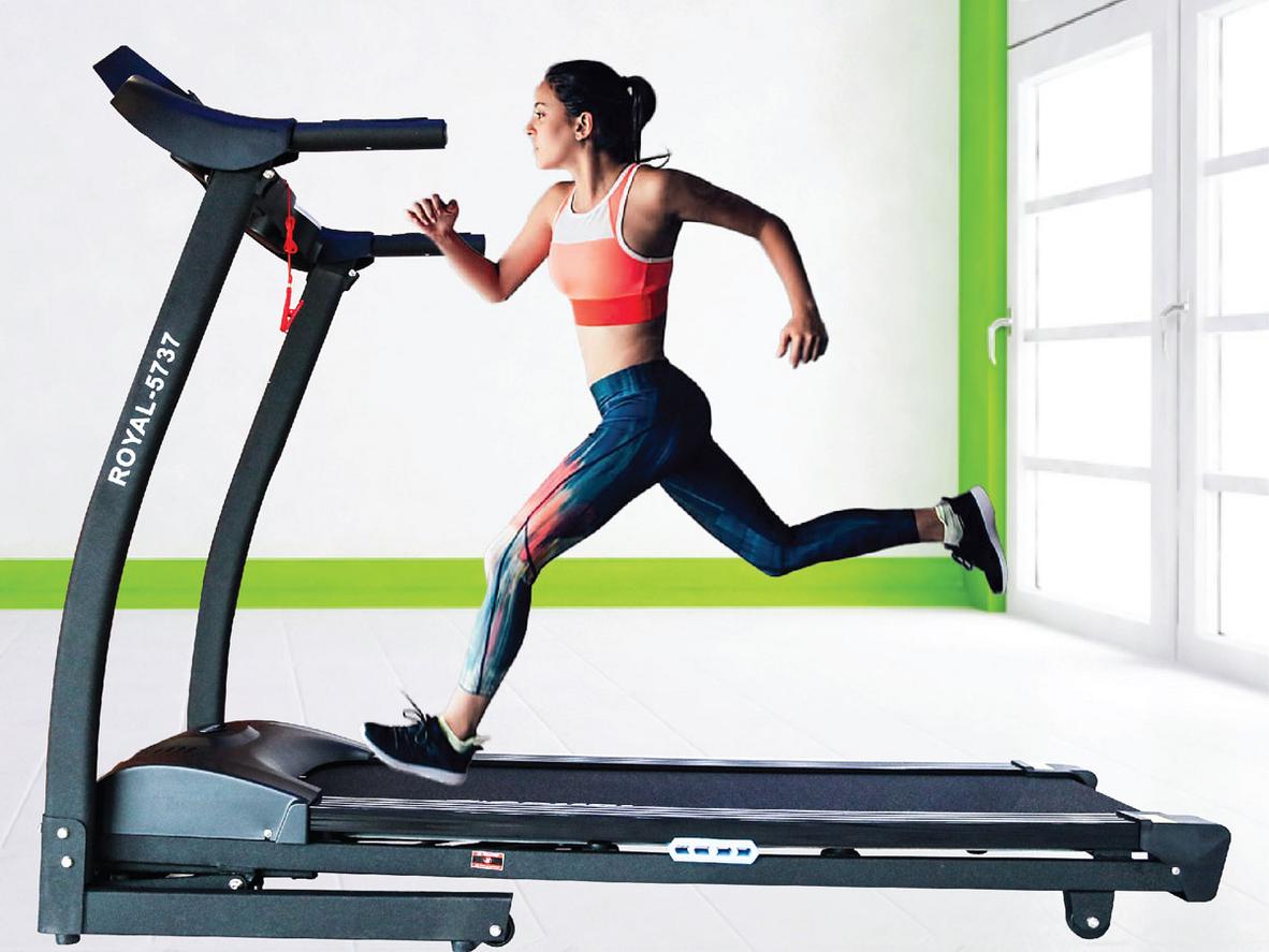 Tốc độ linh hoạt cho mọi mức tập: 0.8–12 km/h (Royal 5737) - hình minh họa chạy và đi bộ trong nhà, imagePrompt: A close-up of console displaying speed options and a user pressing speed buttons.