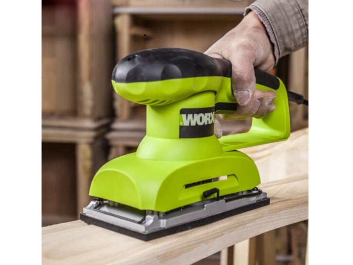 Worx WU639 chà nhám trên tấm gỗ trước và sau
